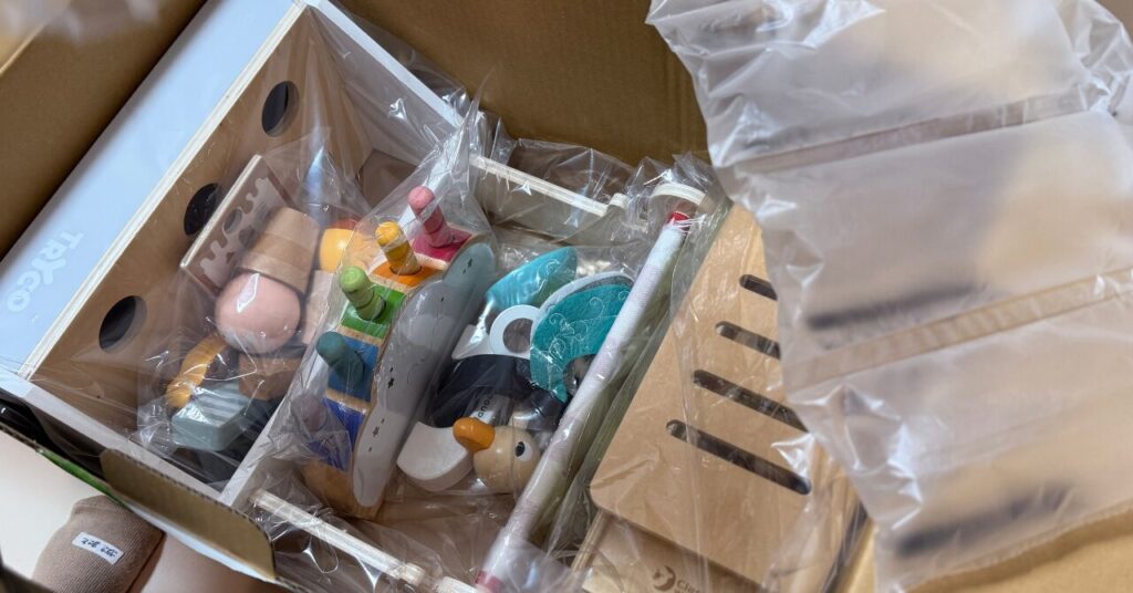 トイズレンタ第一回届いて開封している写真