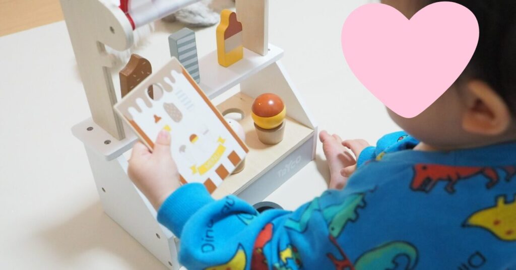 トイズレンタのおもちゃで遊ぶ息子